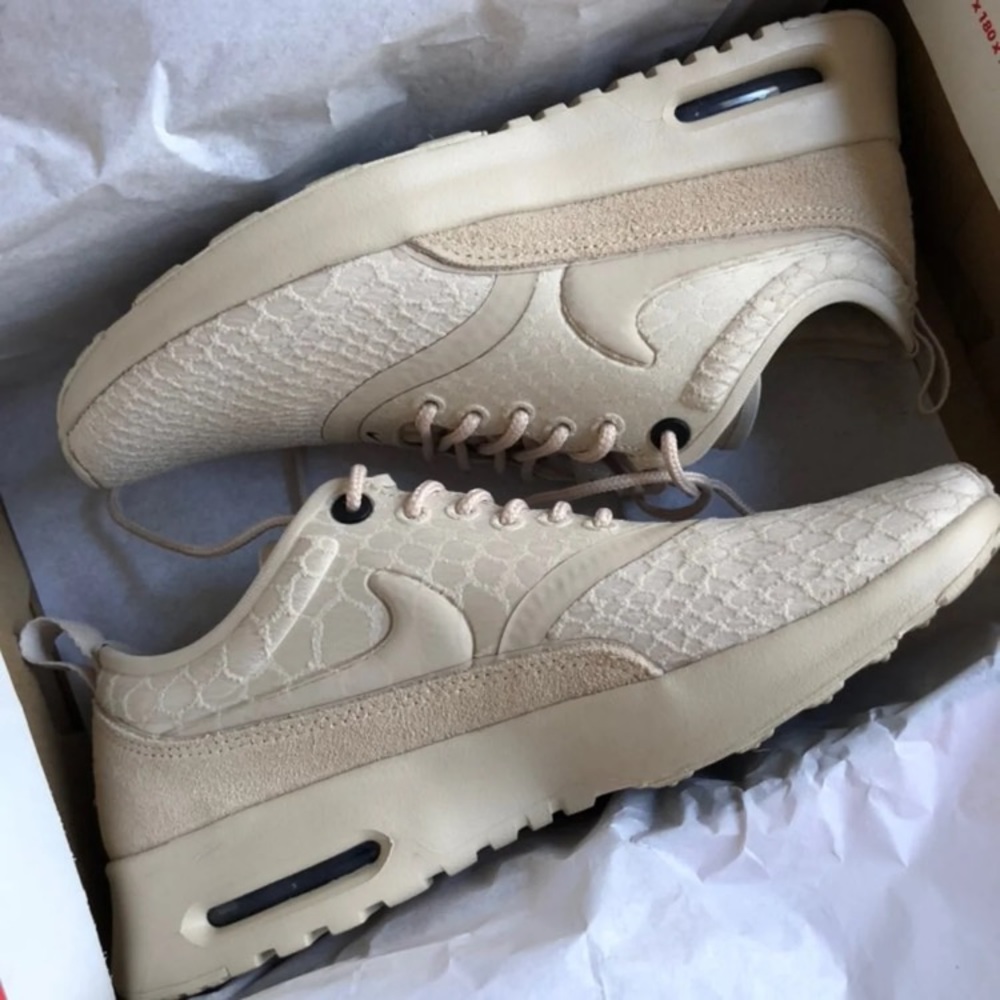 NIKE AIR MAX THEA ULTRA SE. SIZE 5